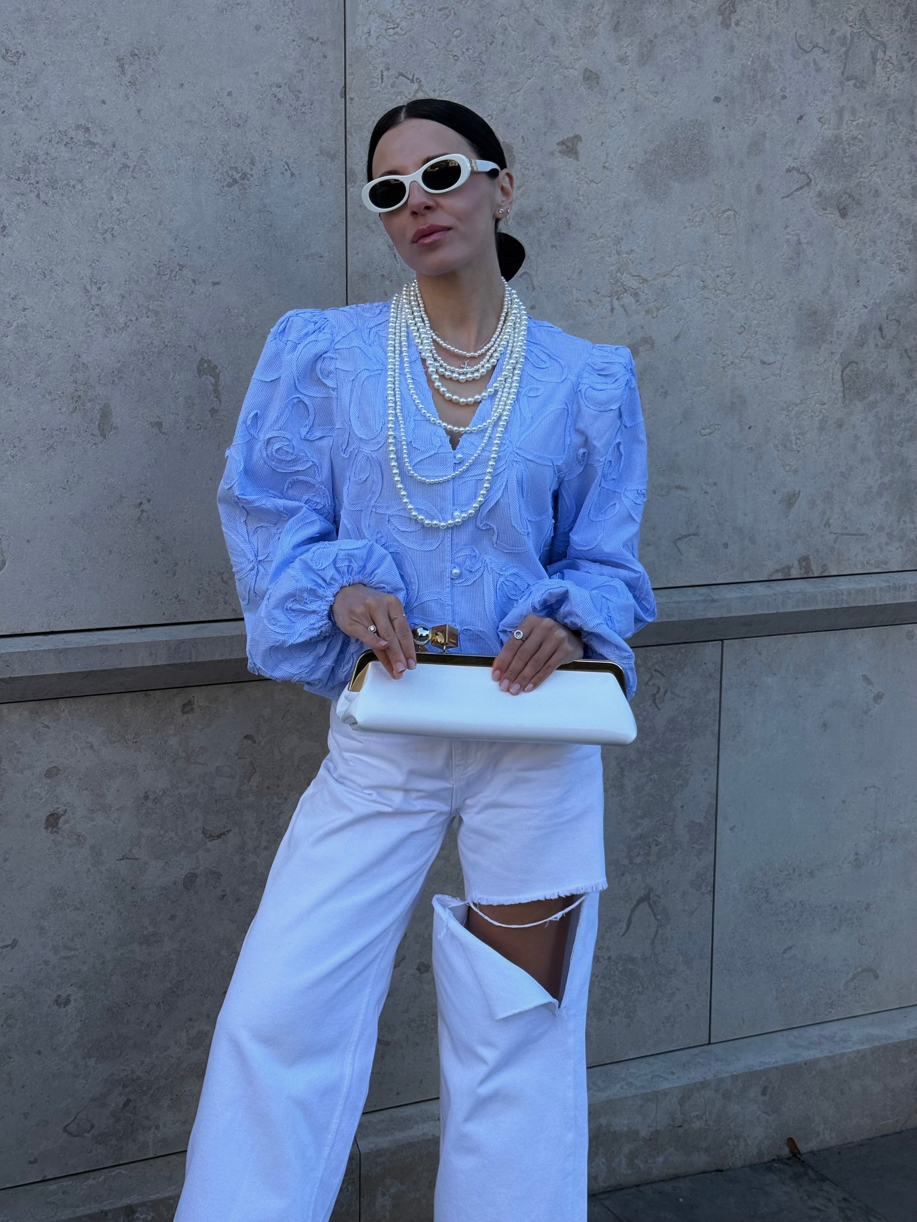 Блуза у блакитному кольорі з фактурною вишивкою