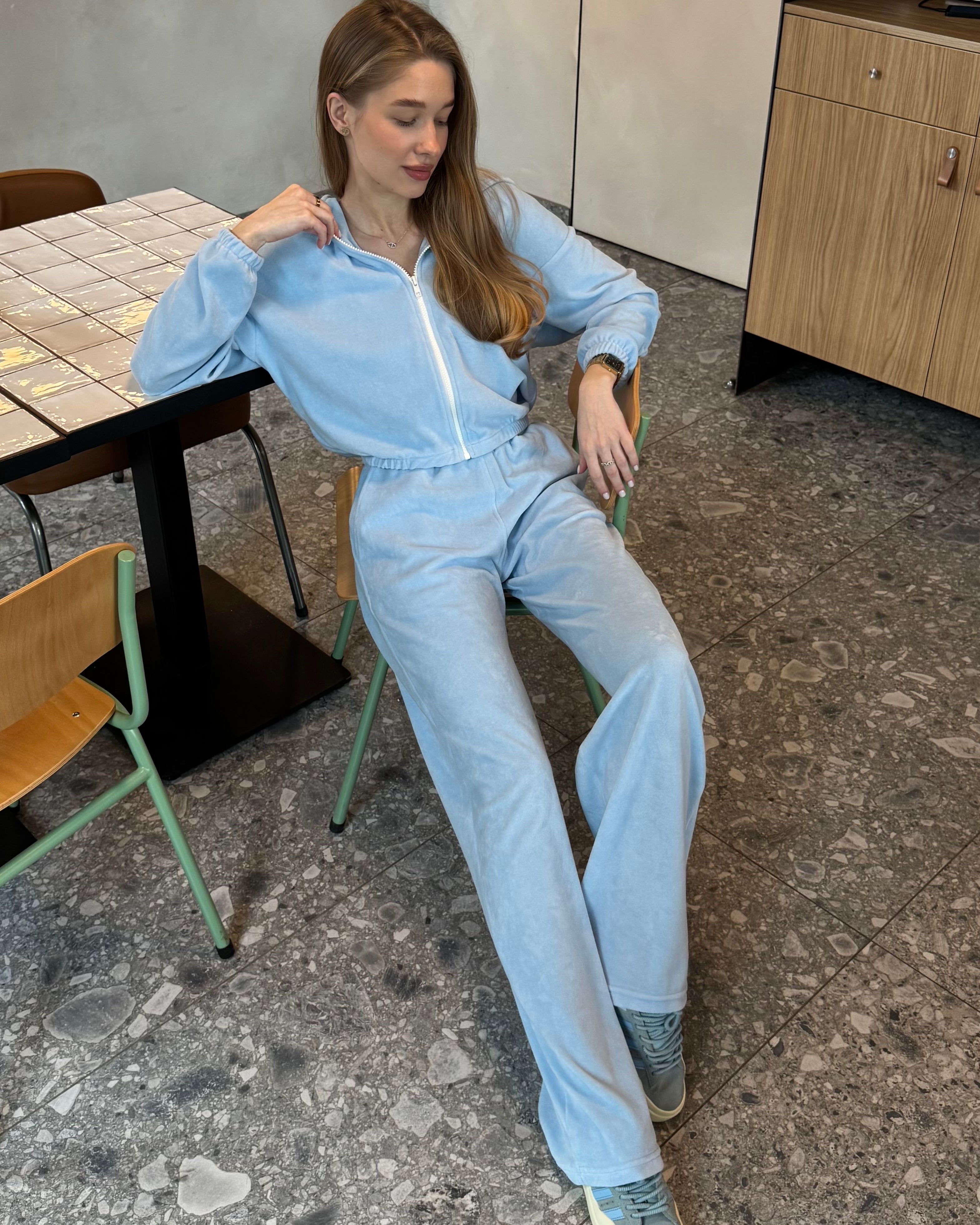 Костюм з бавовняного велюра в блакитному кольорі