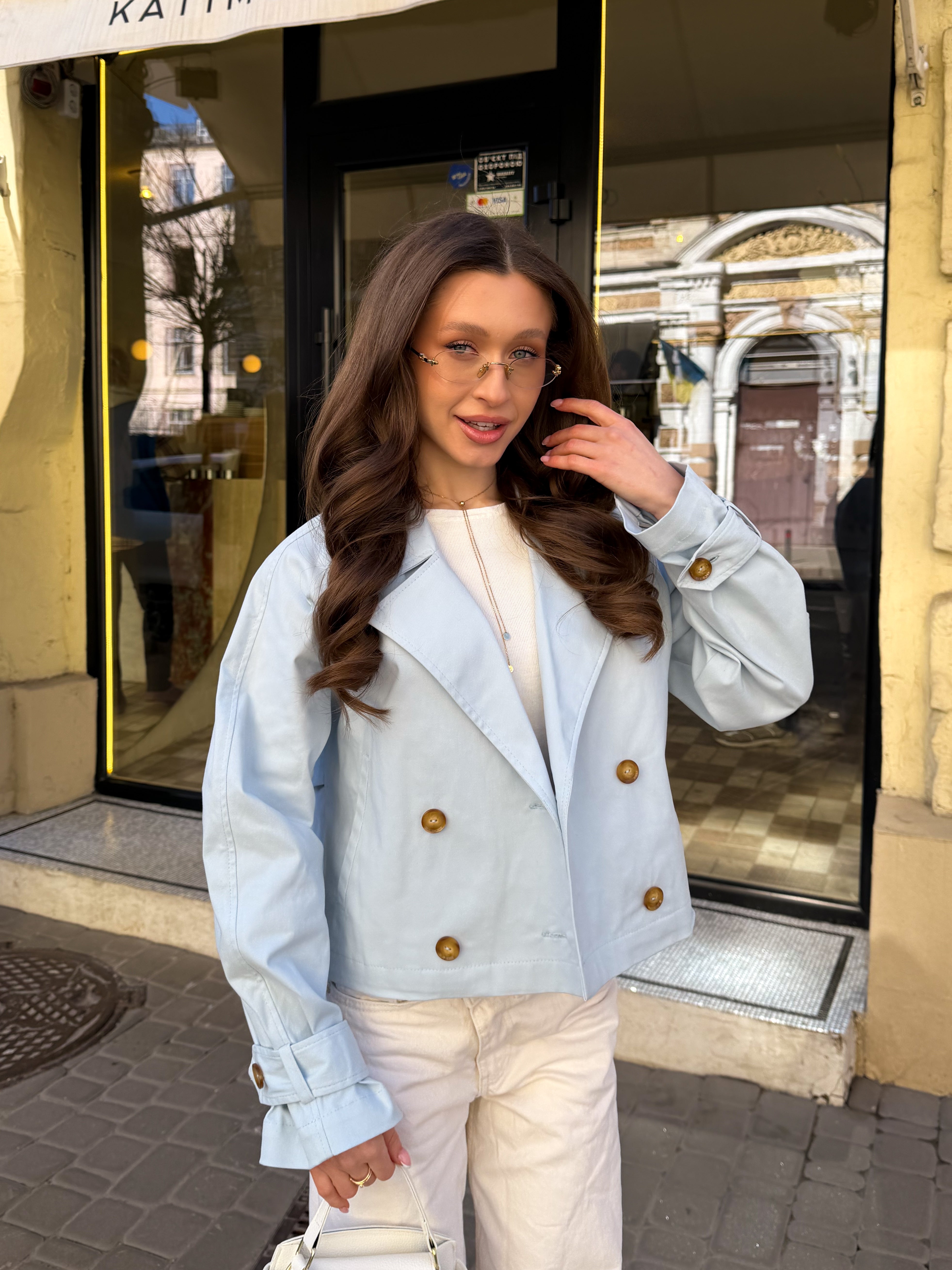 Вкорочений тренч в блакитному кольорі