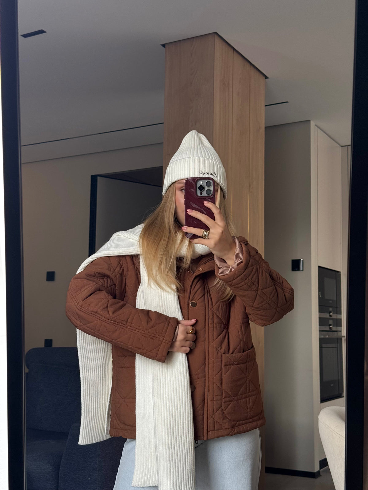 Шапка з вишивкою в молочному кольорі