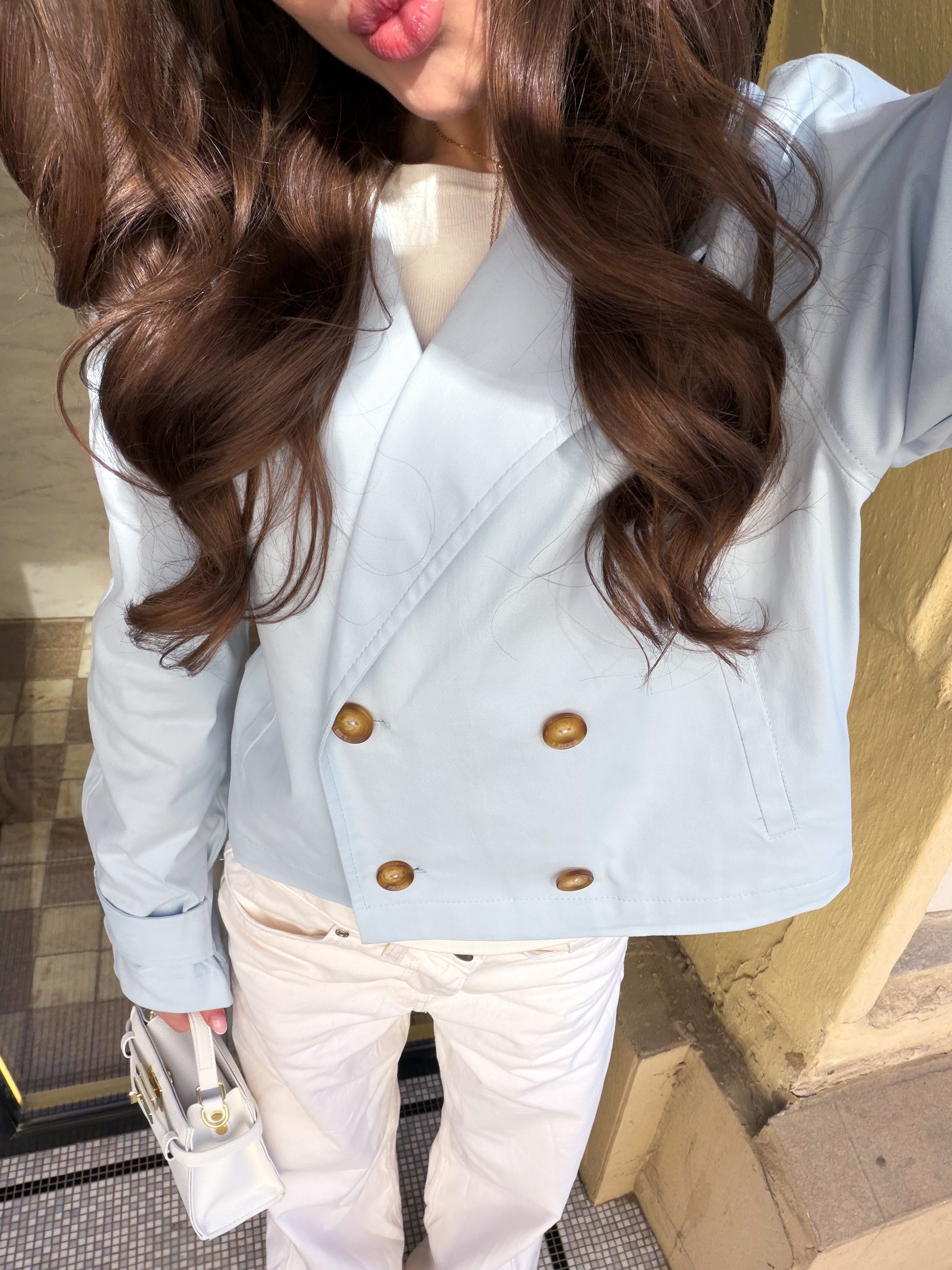 Вкорочений тренч в блакитному кольорі