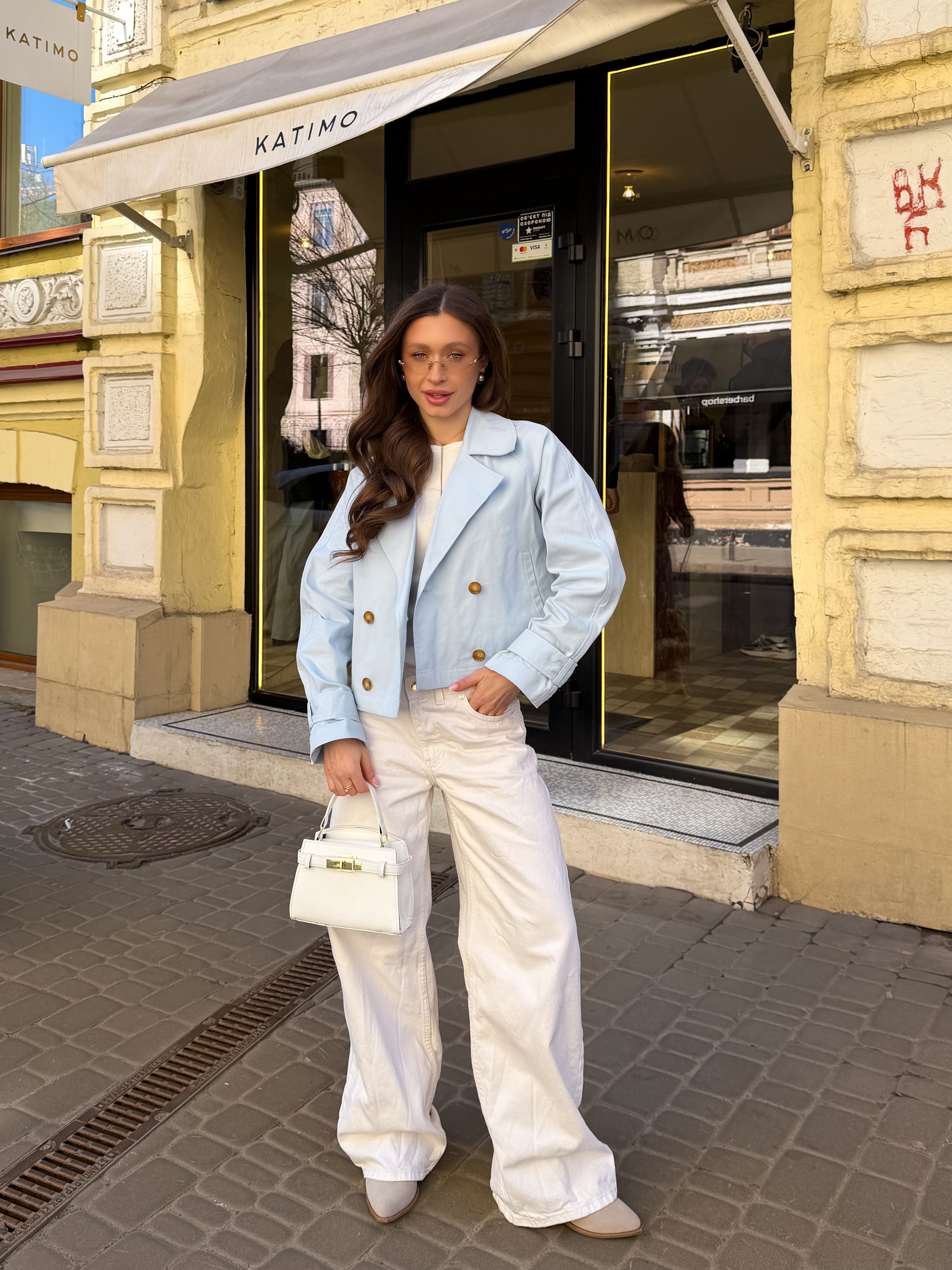 Вкорочений тренч в блакитному кольорі