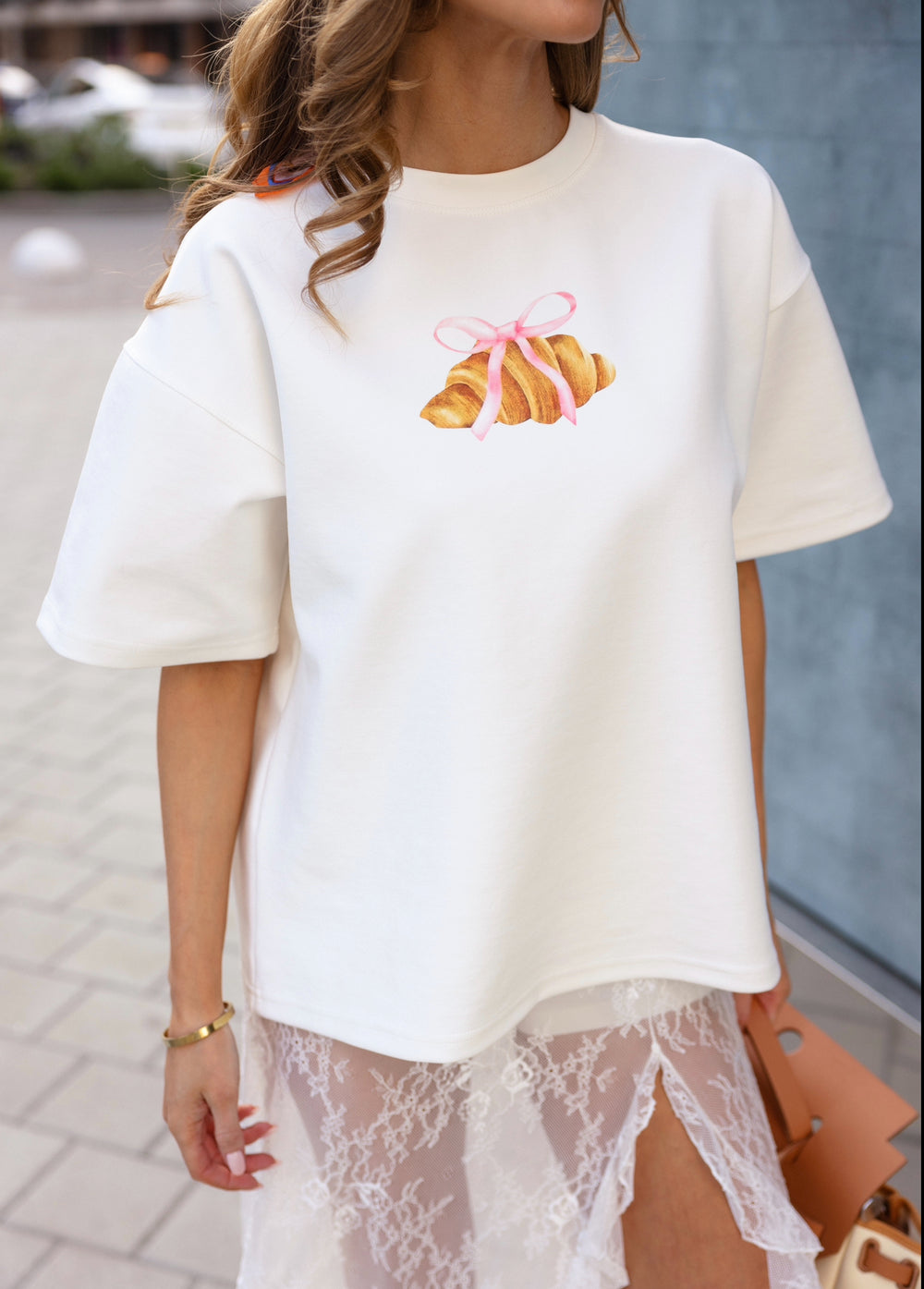 Футболка молочна з принтом