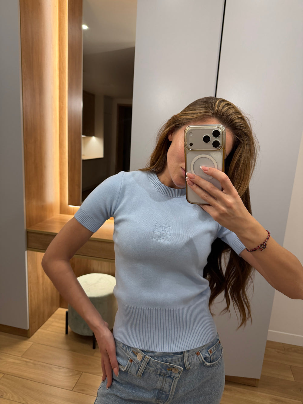 Футболка в блакитному кольорі з вишивкою