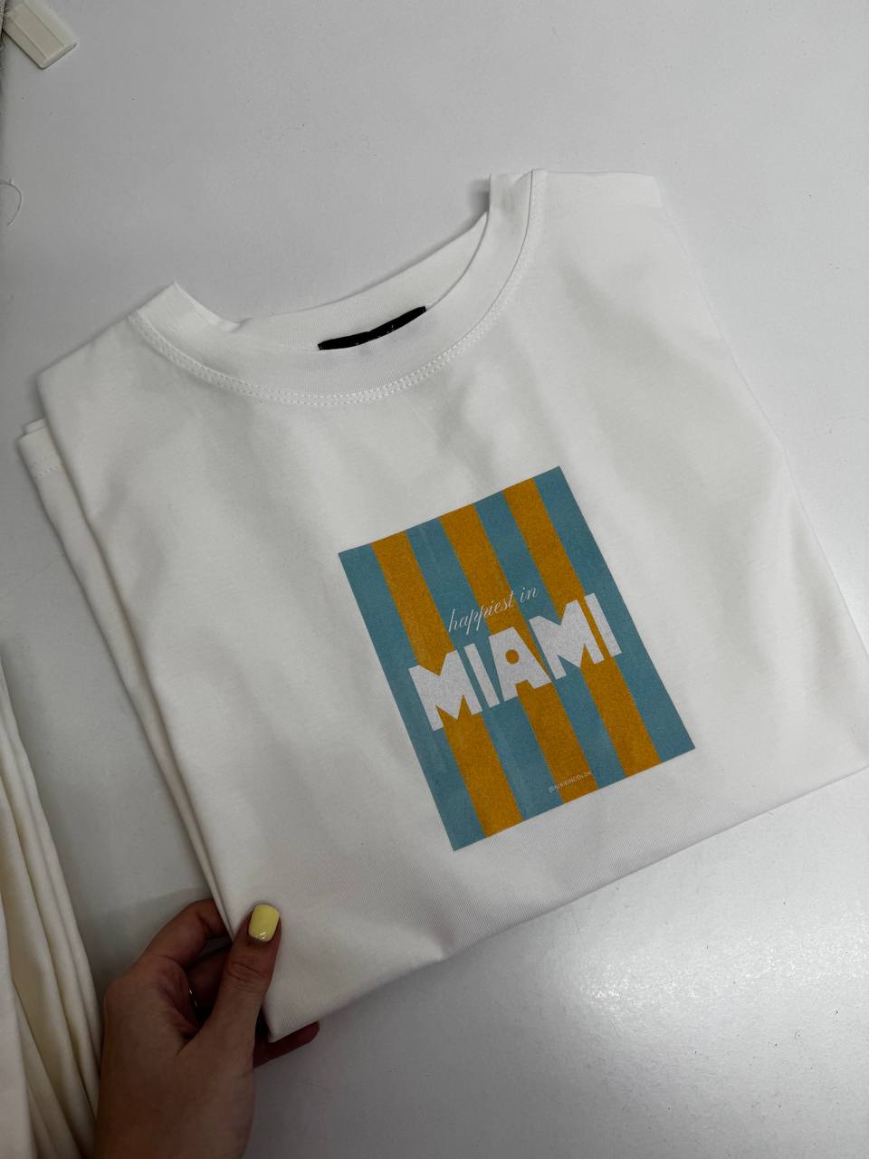 Молочна футболка з куліру з принтом MIAMI