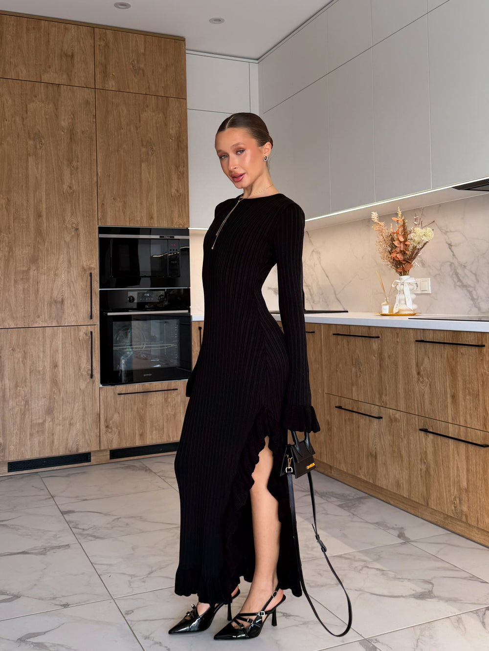 Сукня з воланом чорного кольору