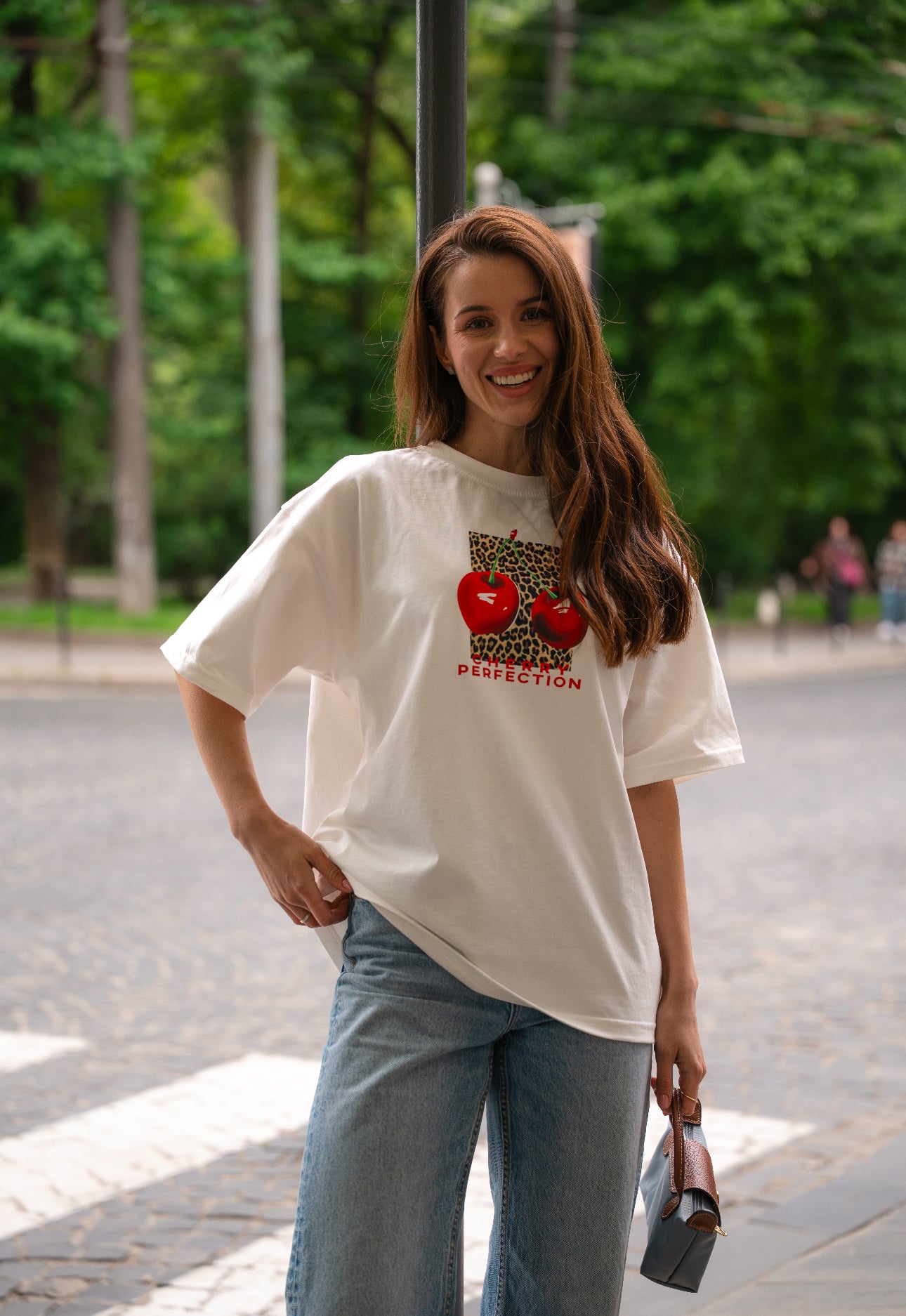 Молочна футболка з куліру з принтом Cherry Perfection