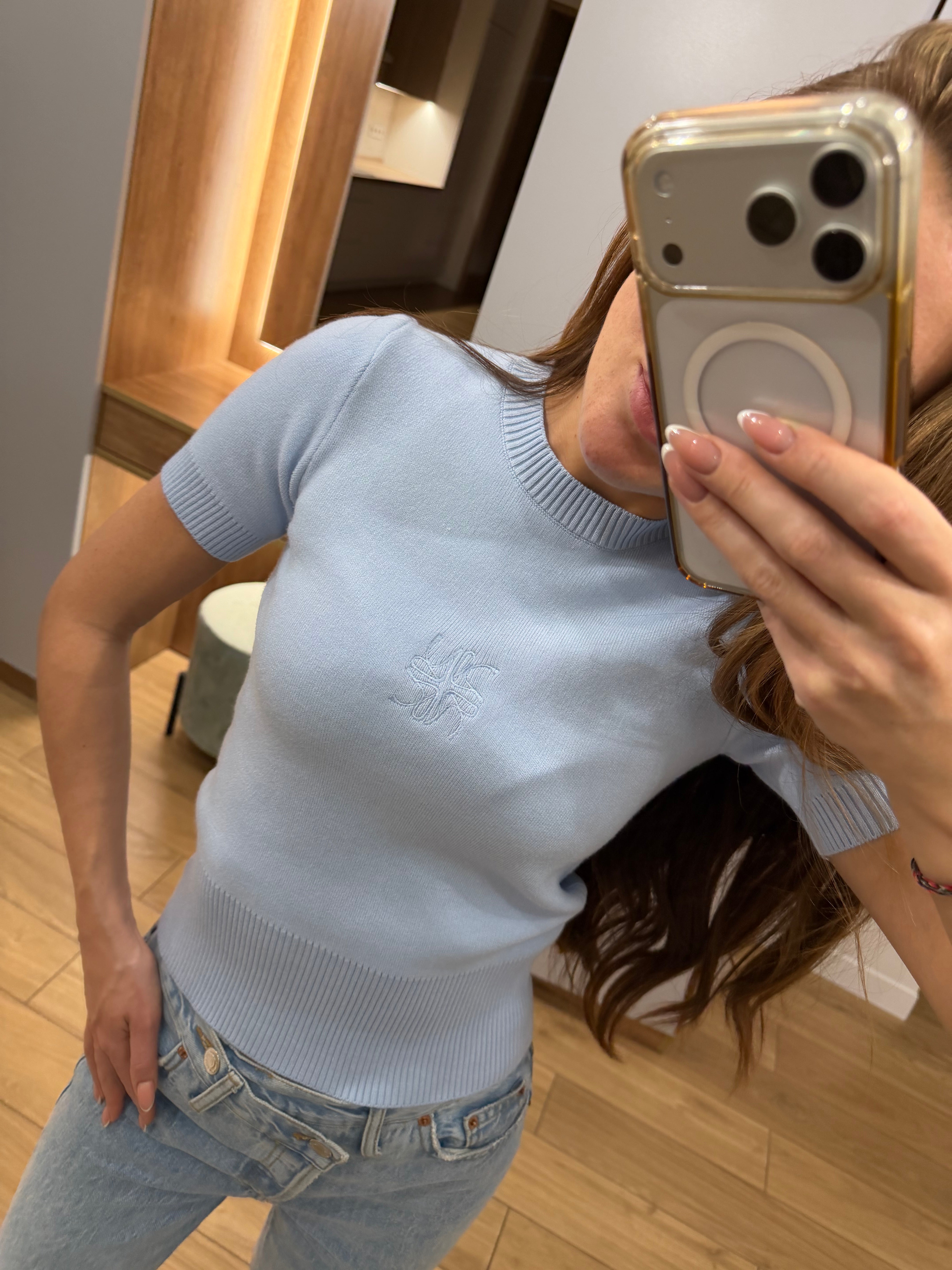 Футболка в блакитному кольорі з вишивкою