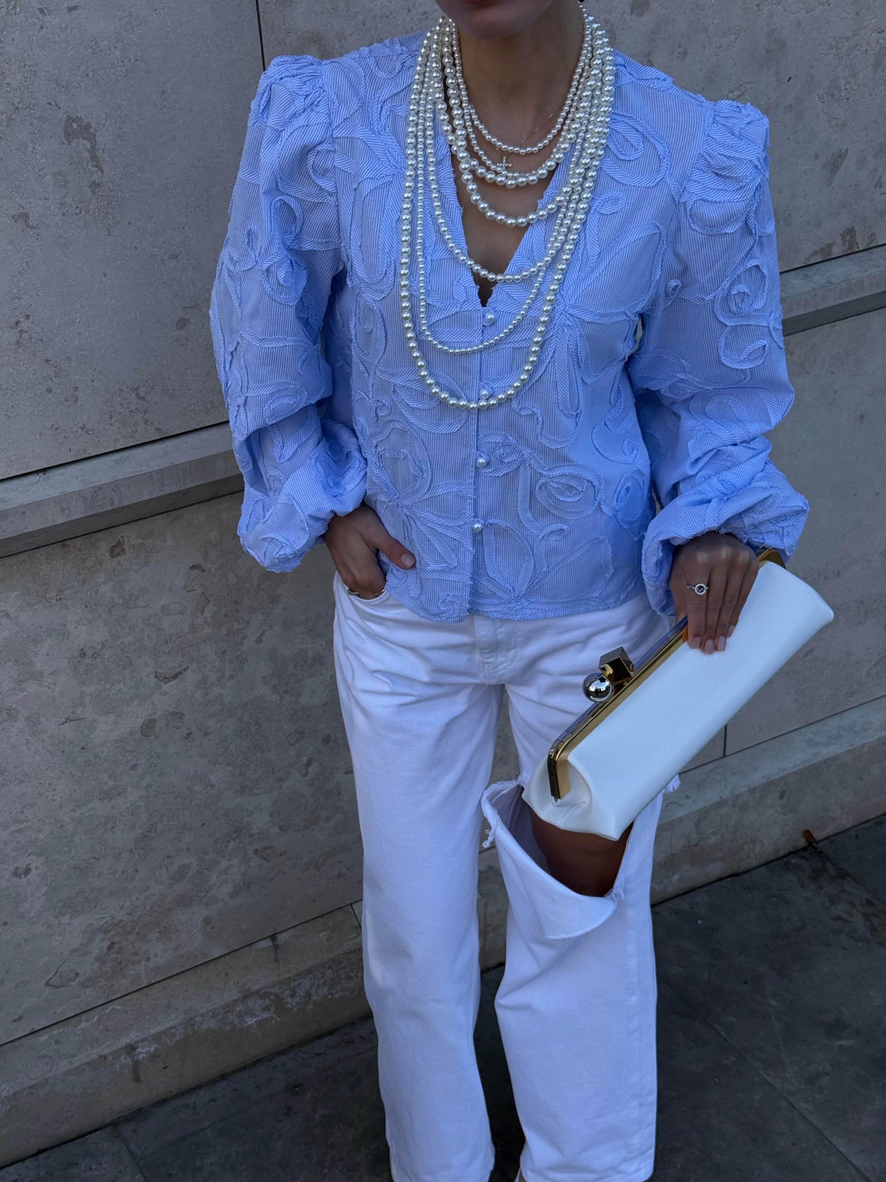 Блуза у блакитному кольорі з фактурною вишивкою