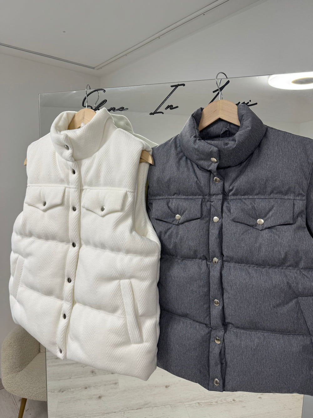 Жилет з кашеміру в молочному кольорі