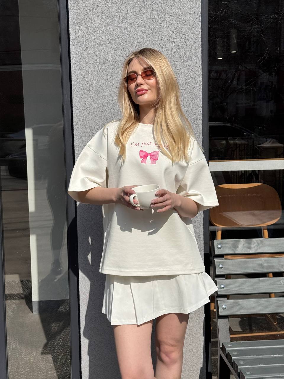 Футболка молочна з принтом