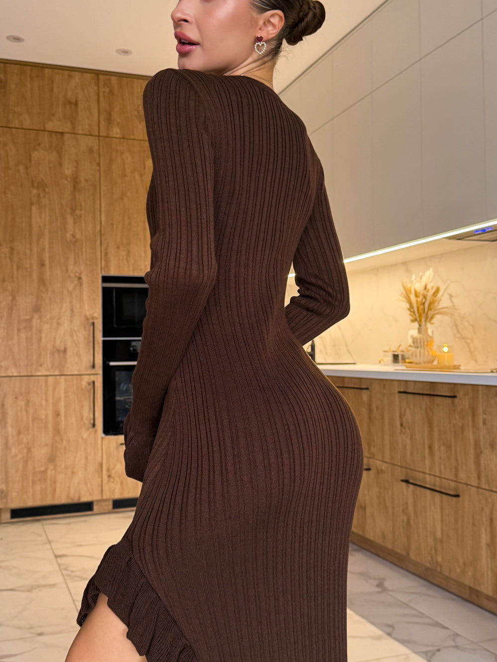Сукня з воланом шоколадного кольору