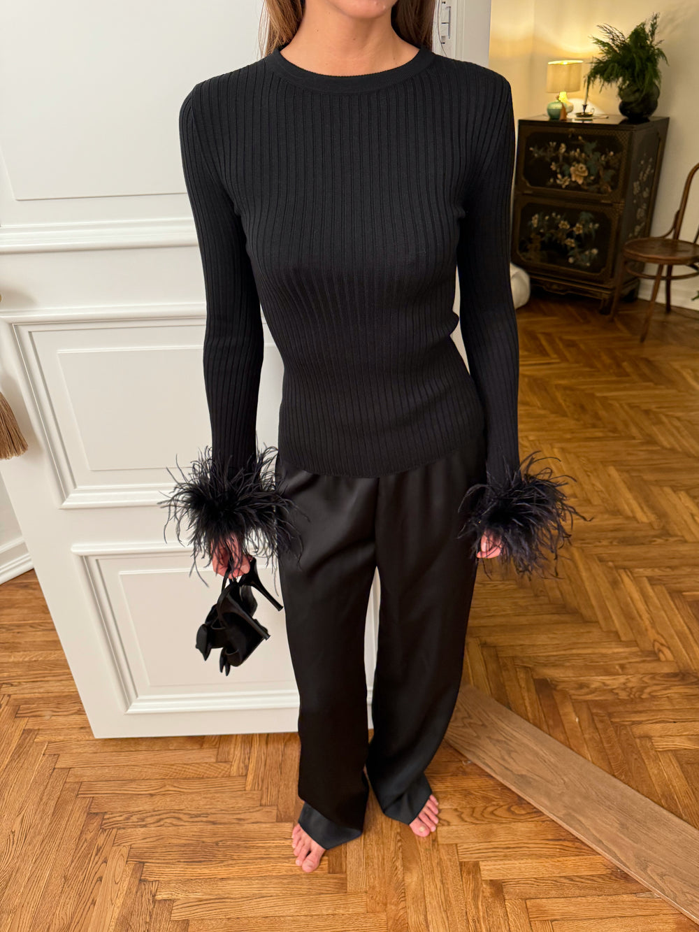 Гольф з пірʼям в чорному кольорі