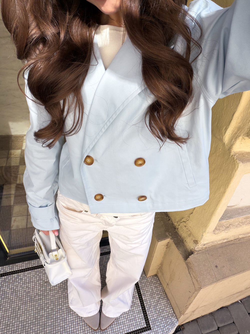 Вкорочений тренч в блакитному кольорі