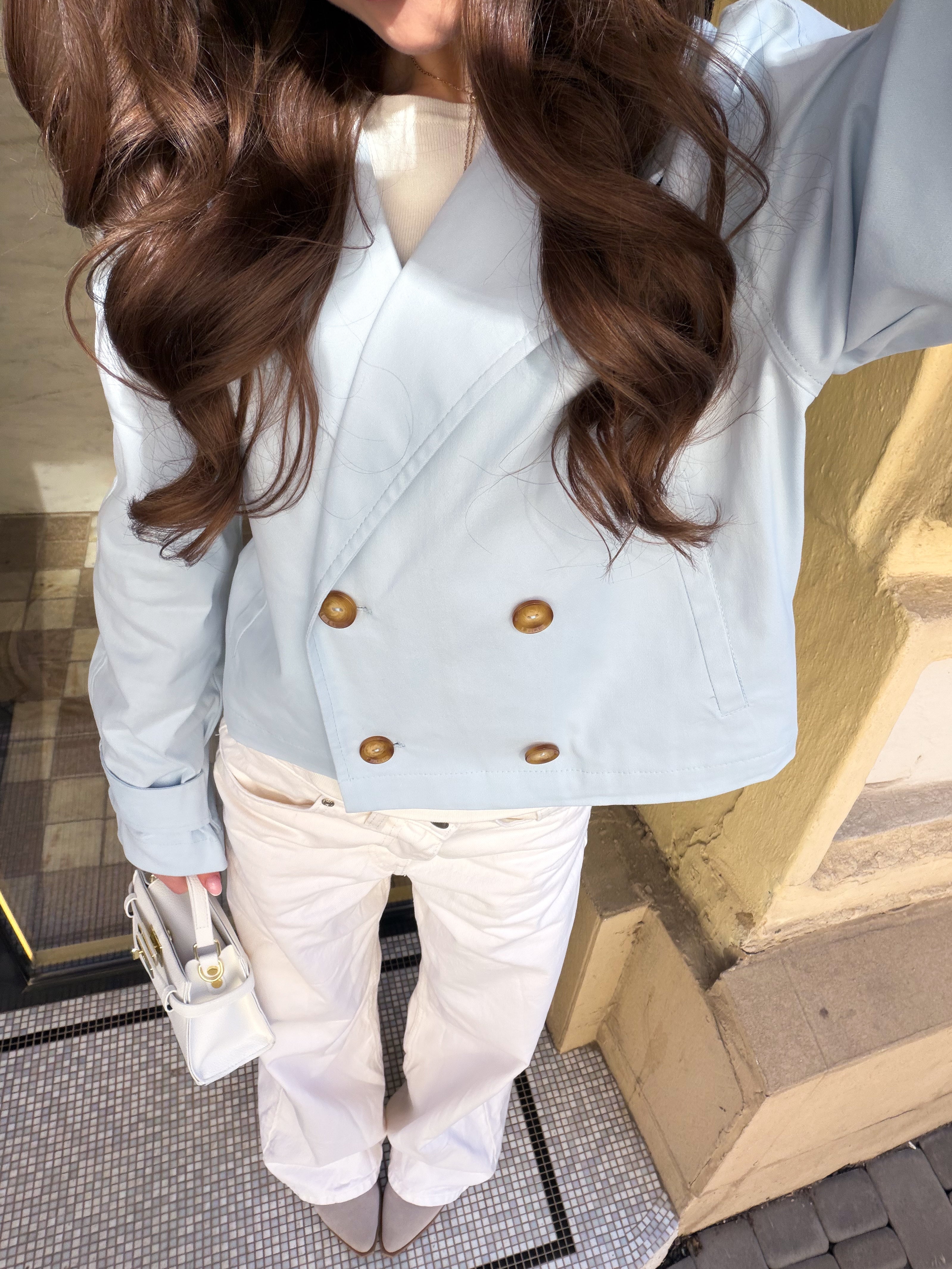 Вкорочений тренч в блакитному кольорі