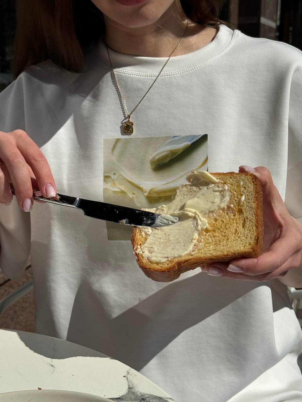 Футболка молочна з принтом