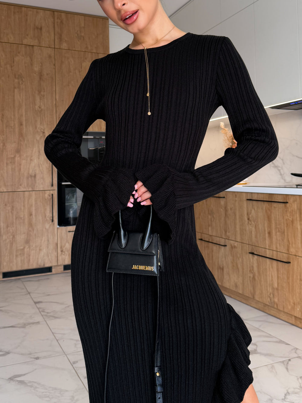 Сукня з воланом чорного кольору