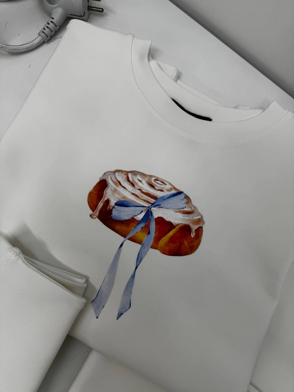 Футболка молочна з принтом