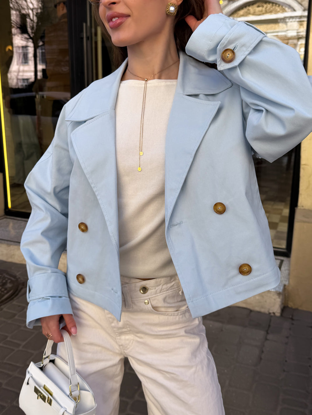 Вкорочений тренч в блакитному кольорі