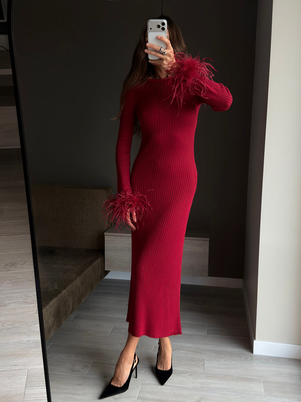 Сукня Стелла бордового кольору з пірʼям