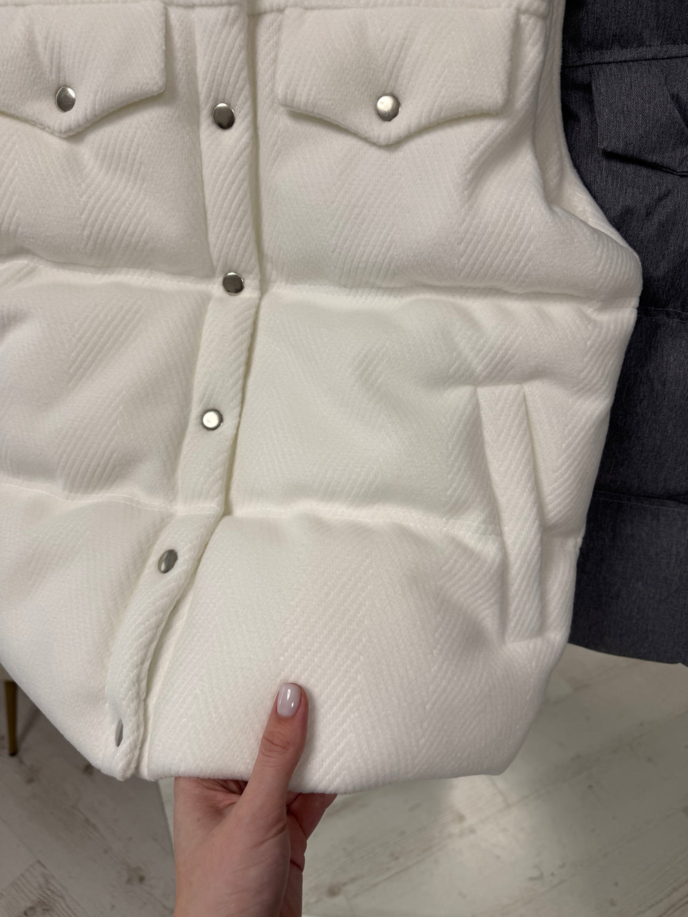 Жилет з кашеміру в молочному кольорі