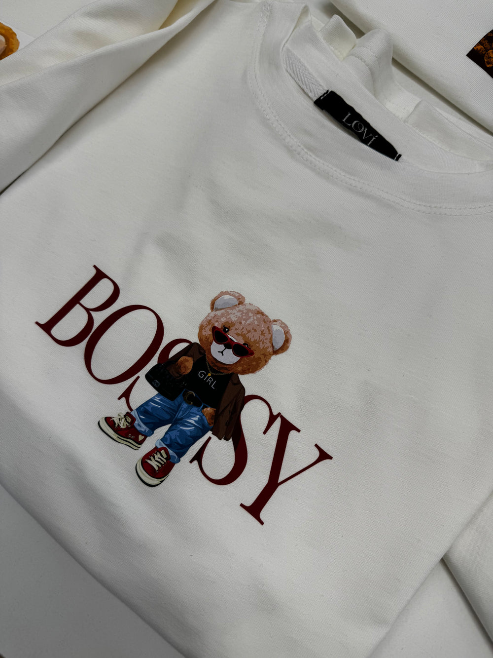 Молочна футболка з принтом BOSSY з куліру