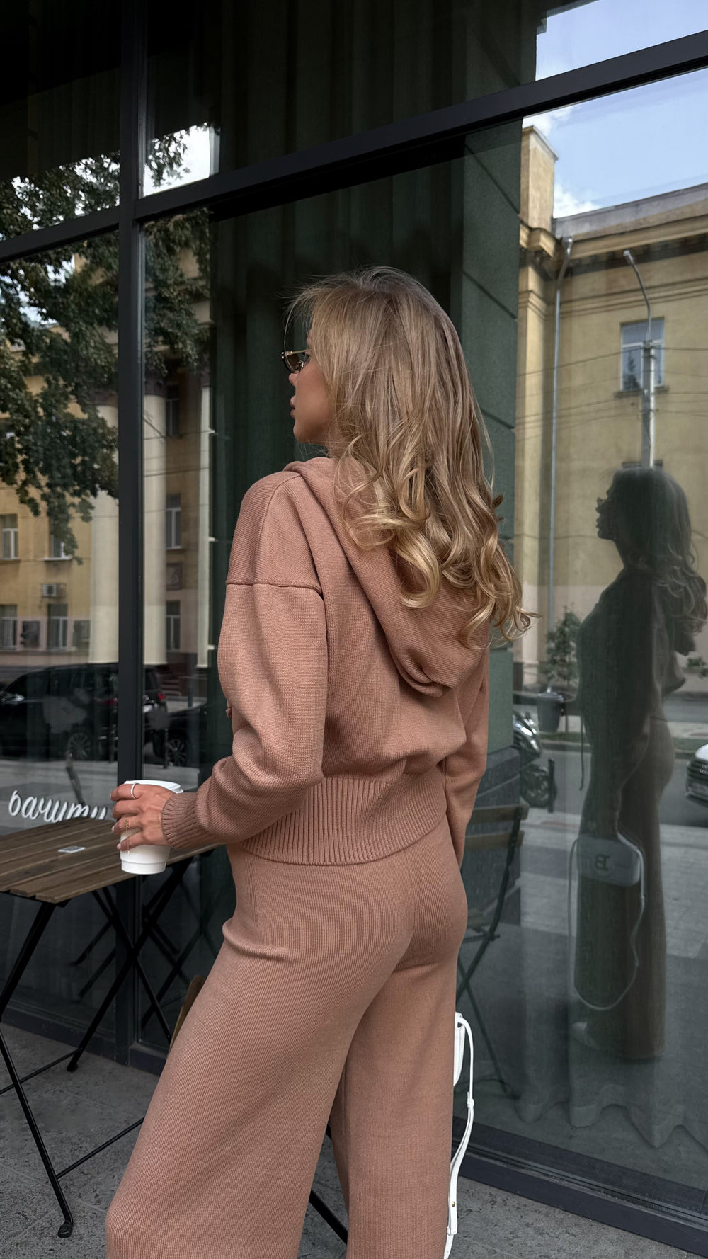 В'язаний костюм на змійці карамельного кольору