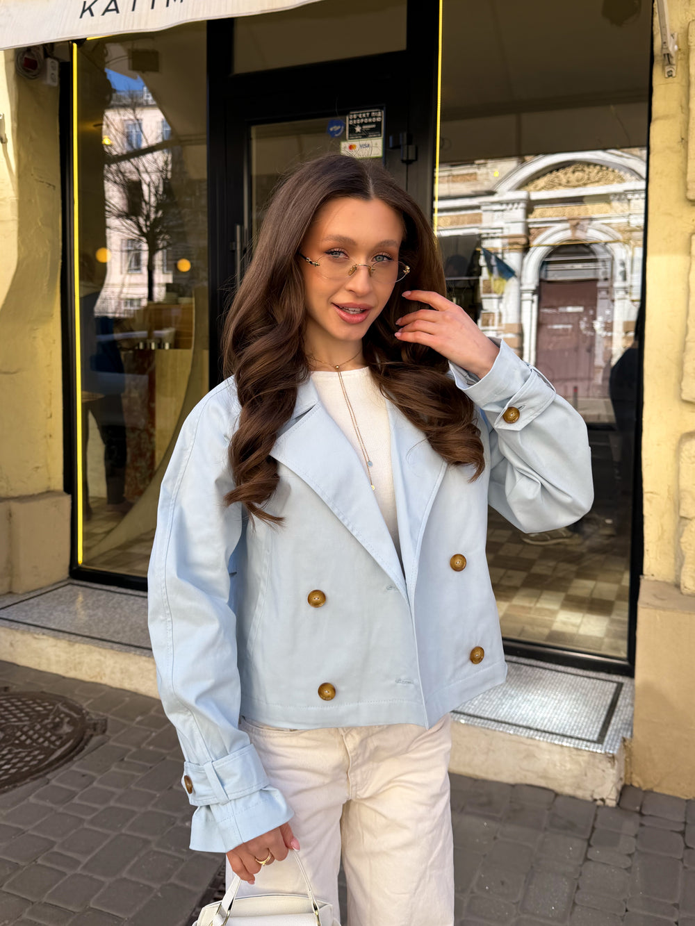 Вкорочений тренч в блакитному кольорі