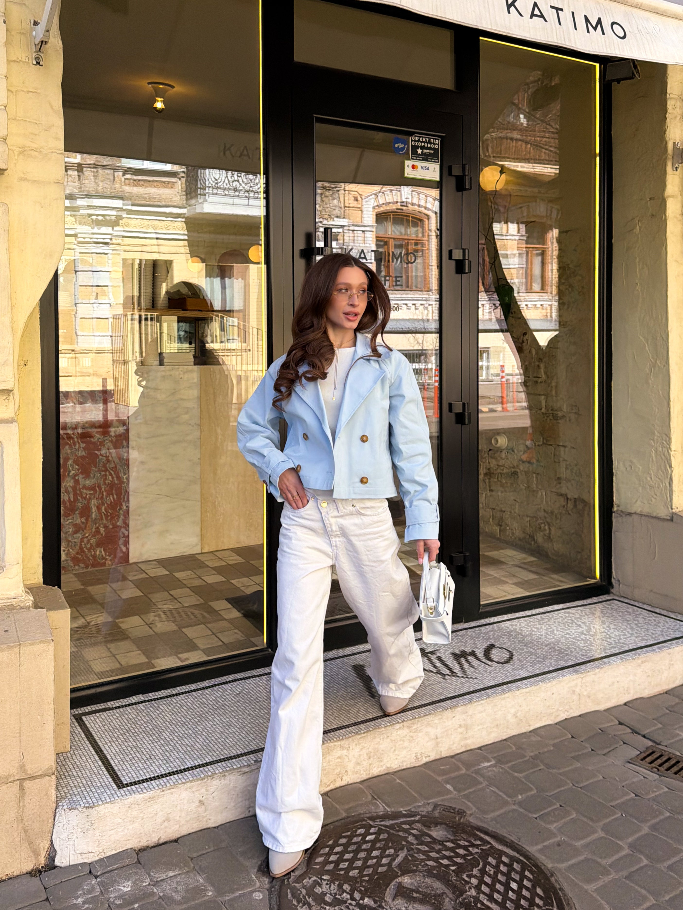 Вкорочений тренч в блакитному кольорі