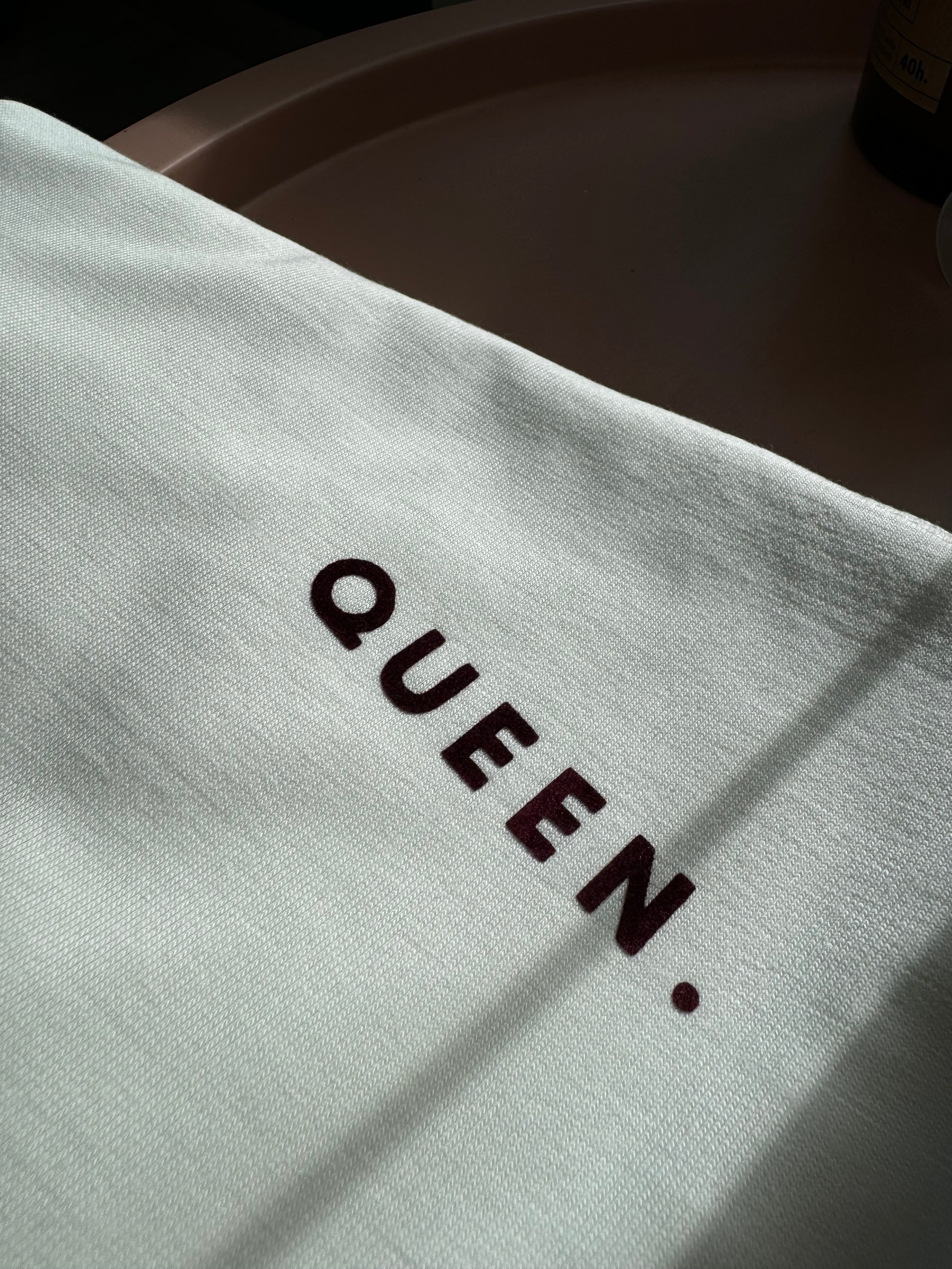 Молочна футболка "QUEEN." з куліру