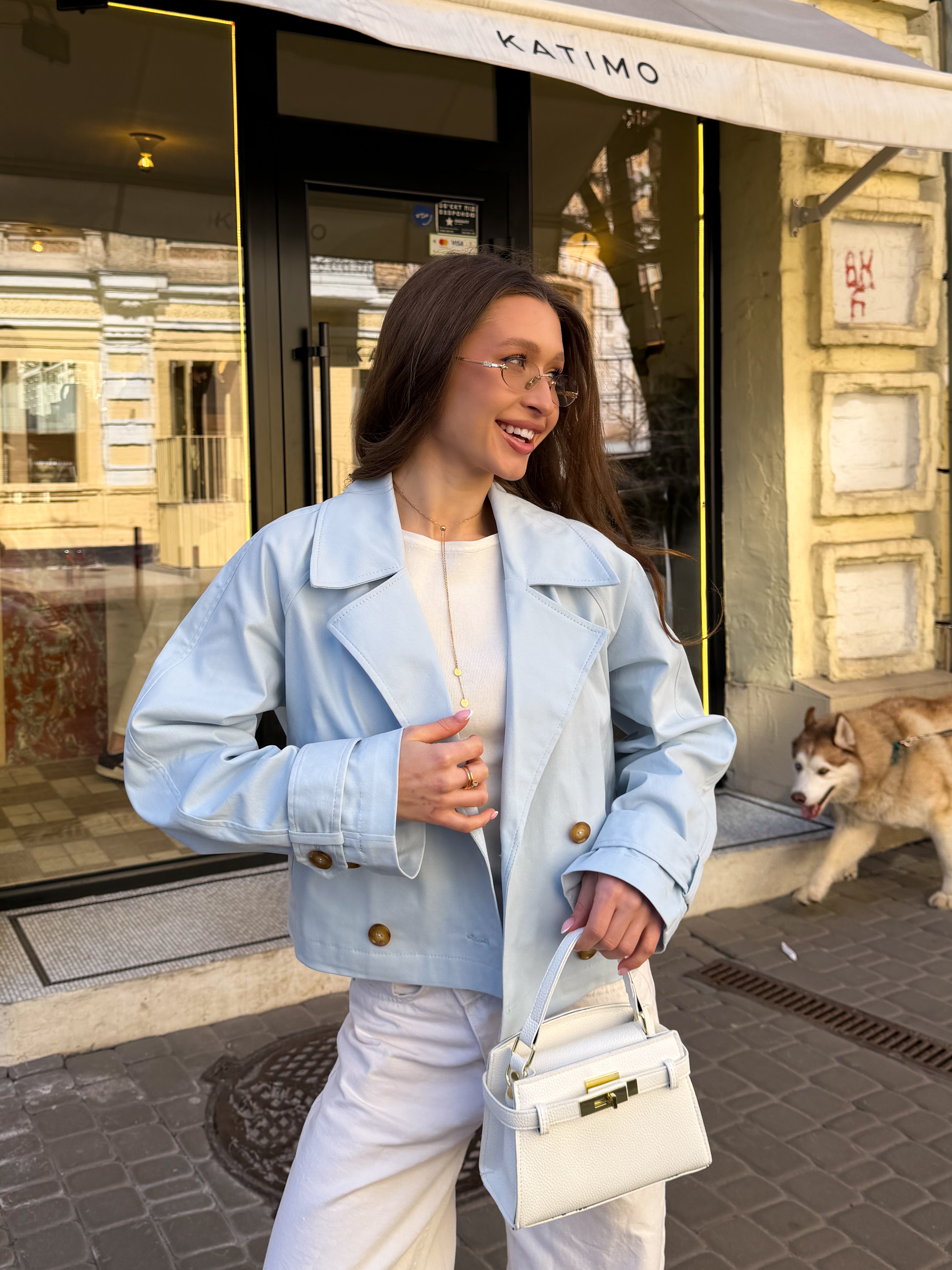 Вкорочений тренч в блакитному кольорі