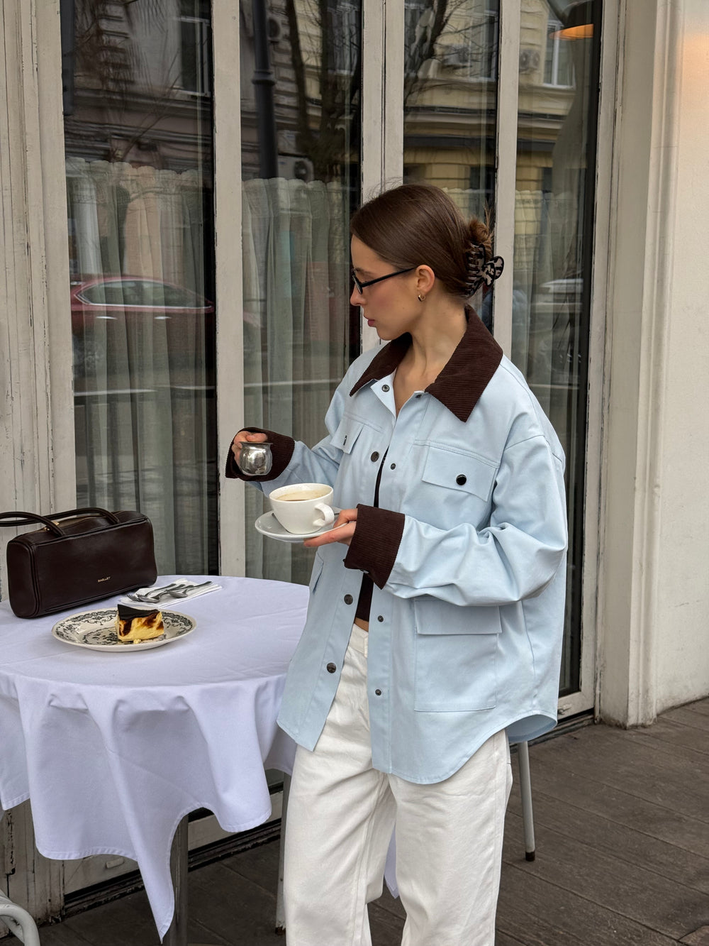 Трендова котонова сорочка в блакитному кольорі