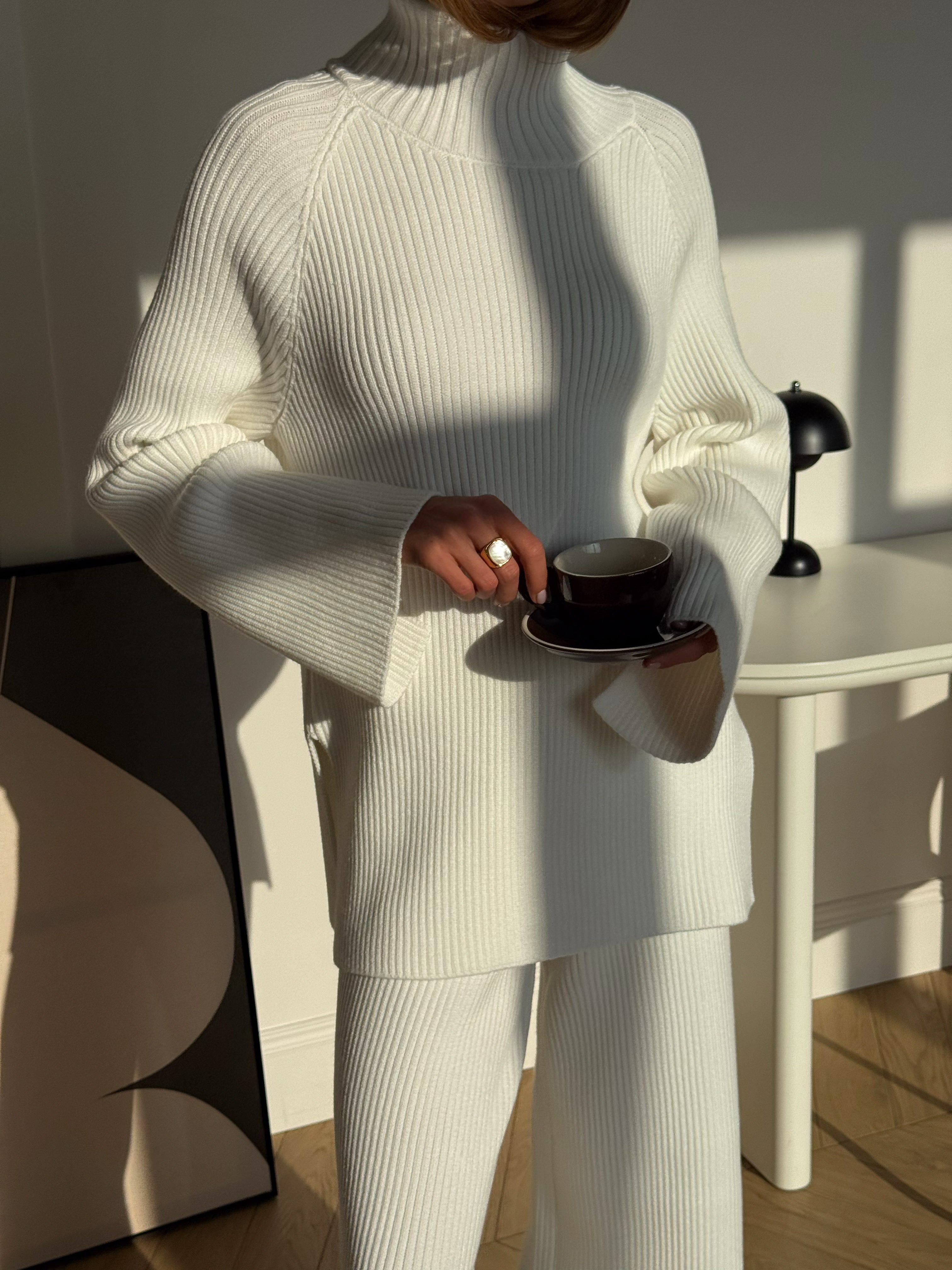 Трикотажний костюм в молочному кольорі