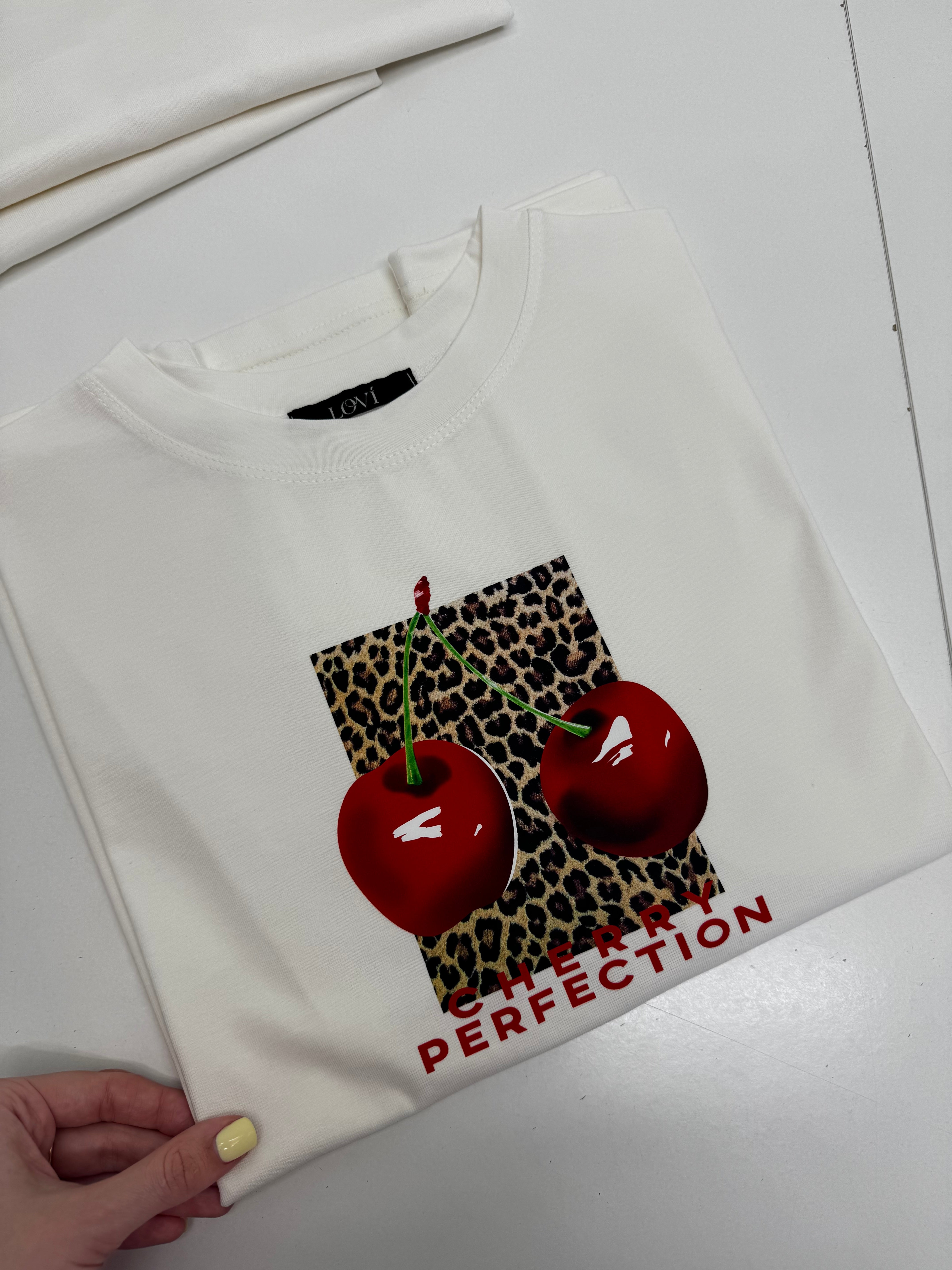 Молочна футболка з куліру з принтом Cherry Perfection