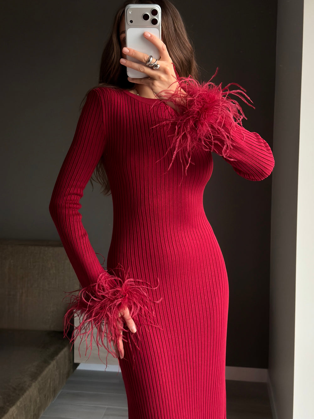 Сукня Стелла бордового кольору з пірʼям