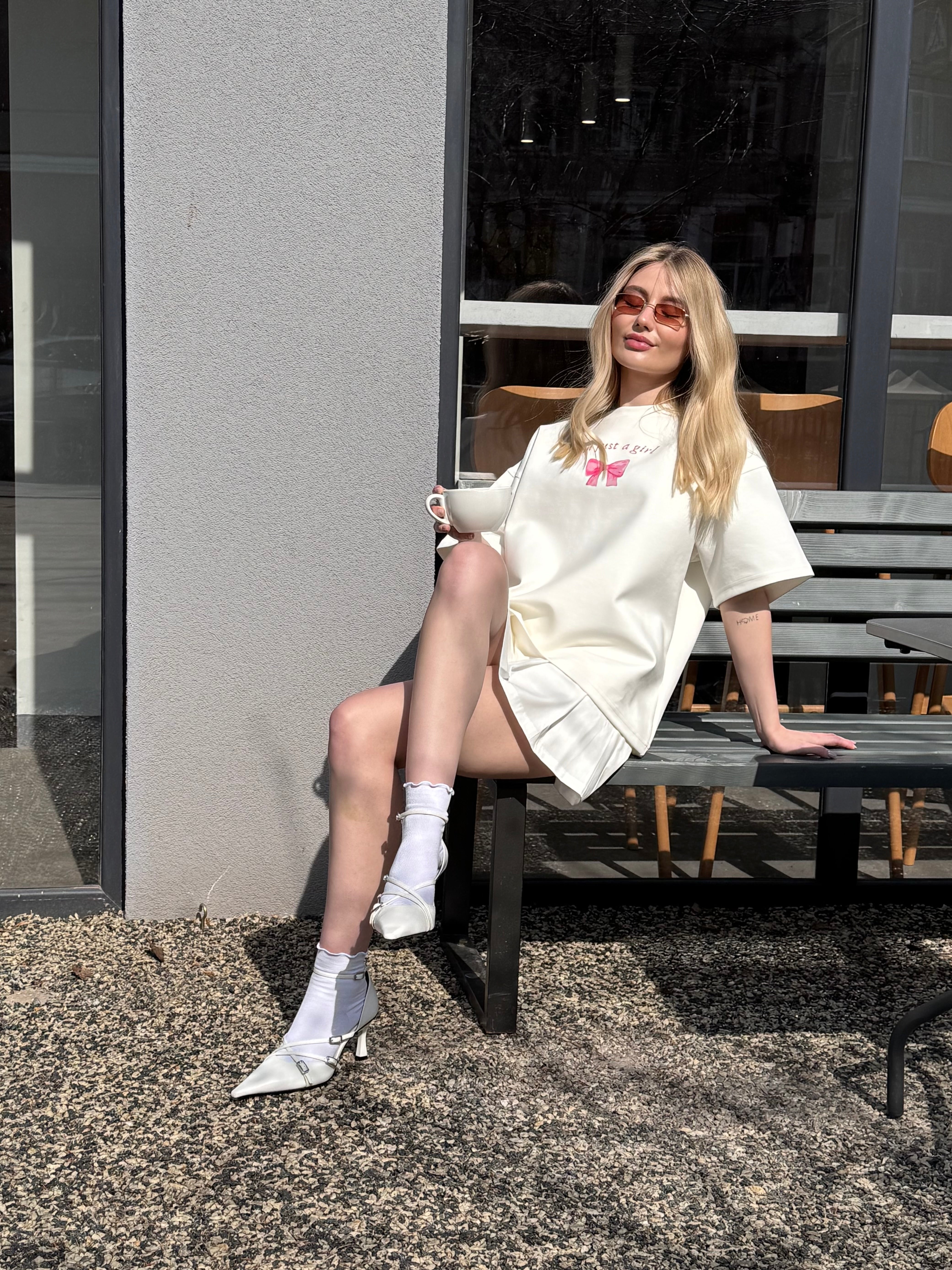 Молочна футболка з куліру I'M JUST A GIRL
