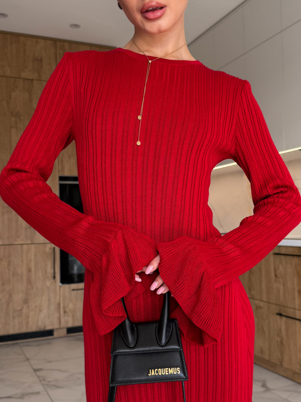 Сукня з воланом червоного кольору