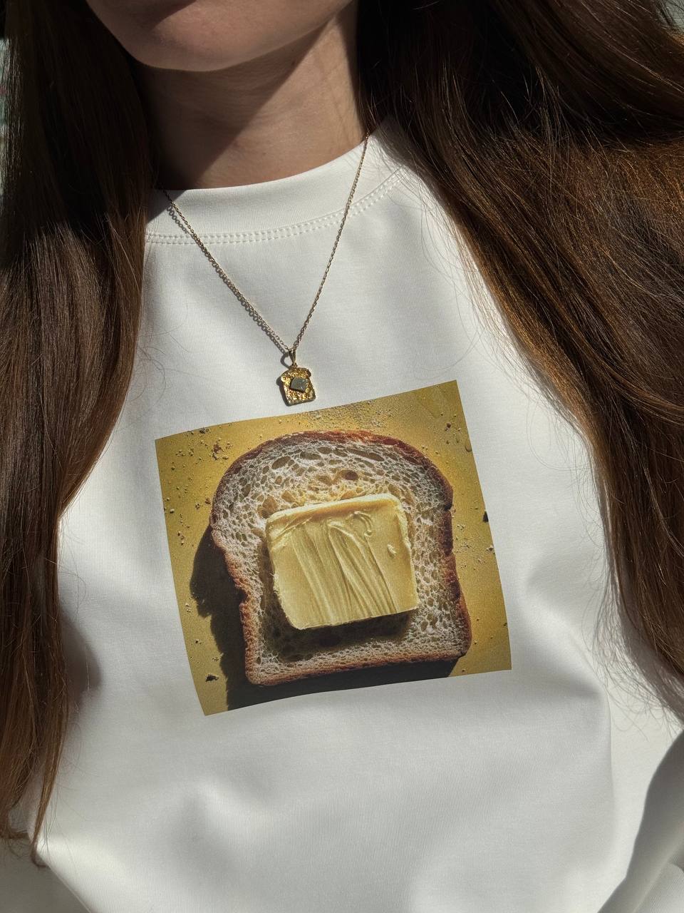 Футболка молочна з принтом