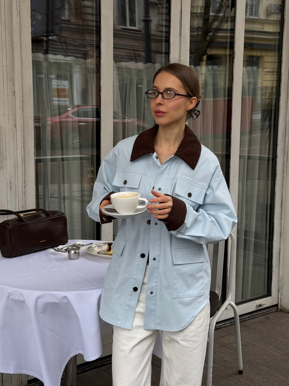 Трендова котонова сорочка в блакитному кольорі