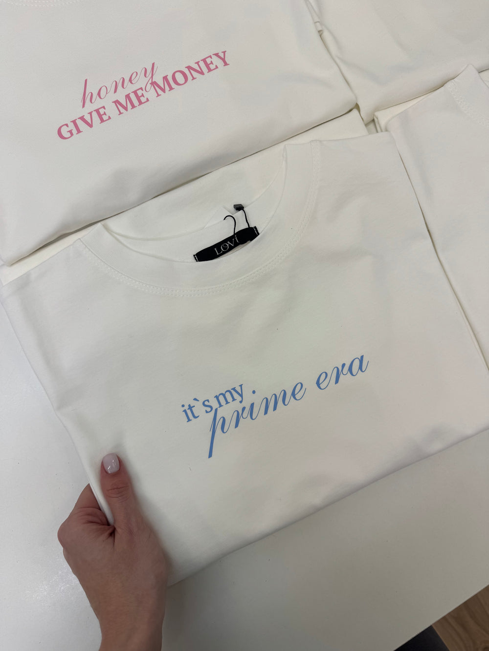 Футболка молочна з принтом