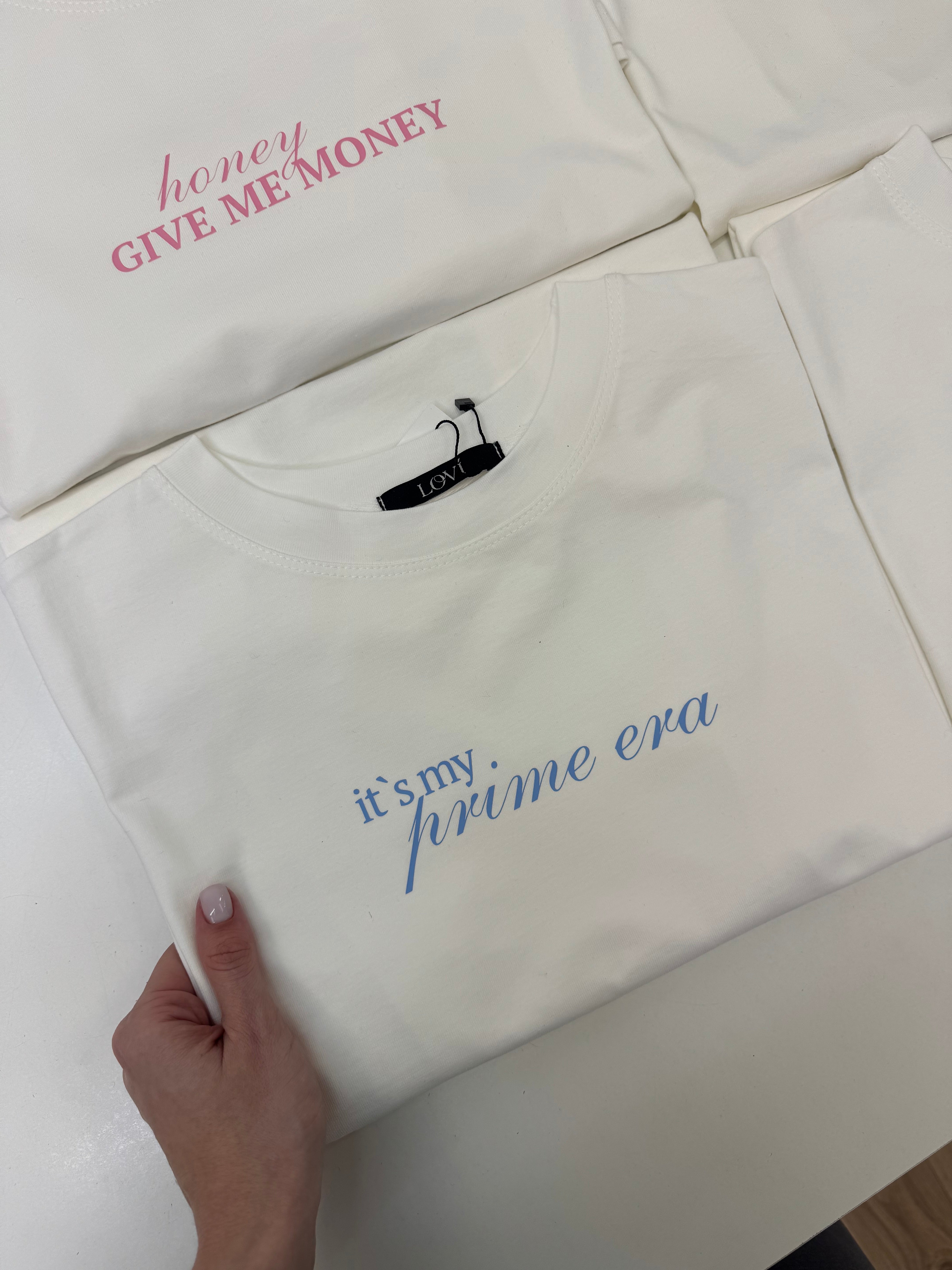 Футболка молочна з принтом