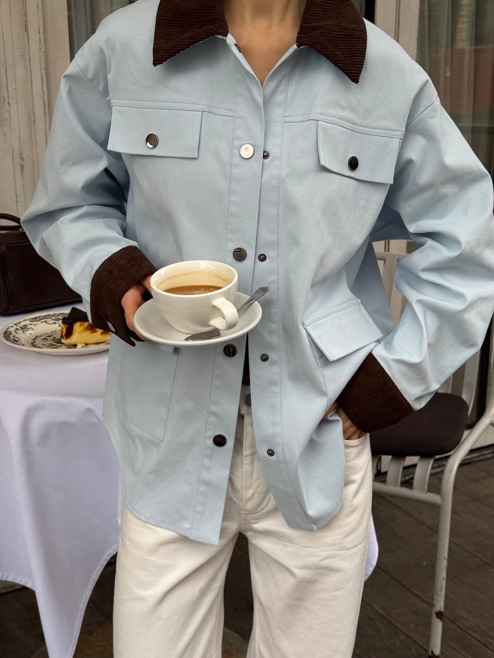 Трендова котонова сорочка в блакитному кольорі