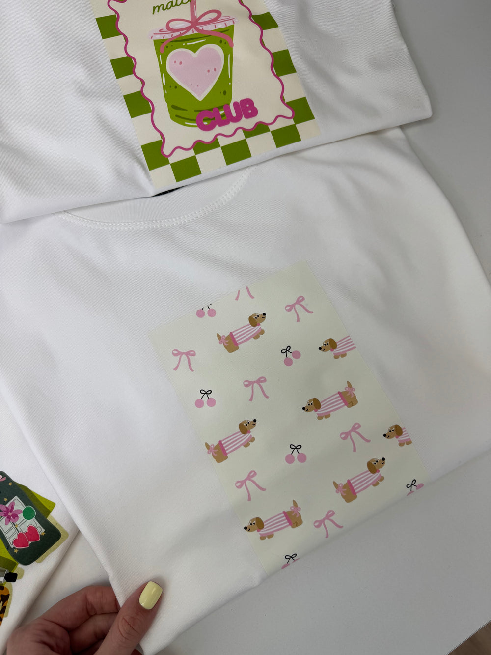 Футболка молочна з принтом