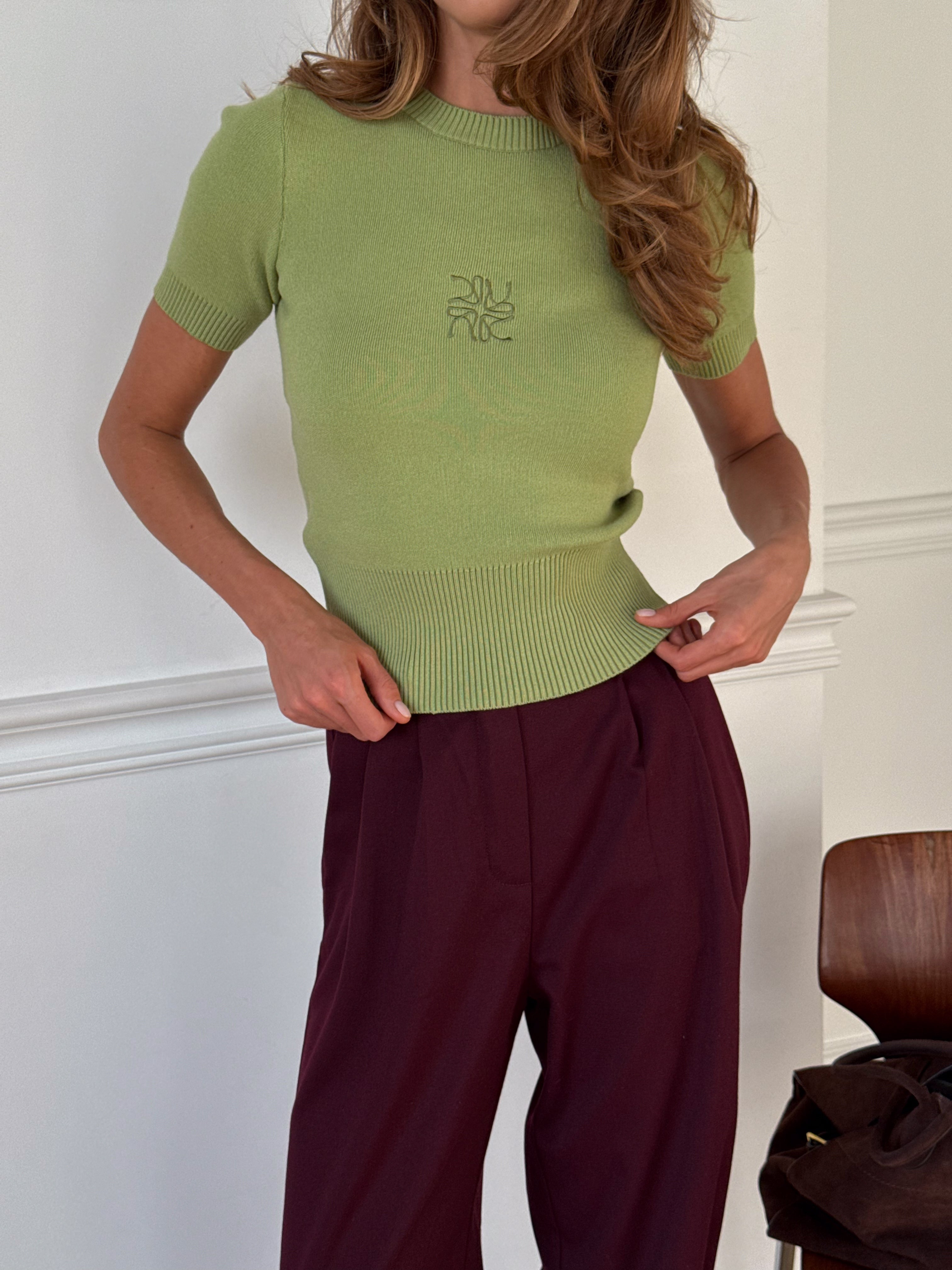 Футболка в кольорі оливка з вишивкою