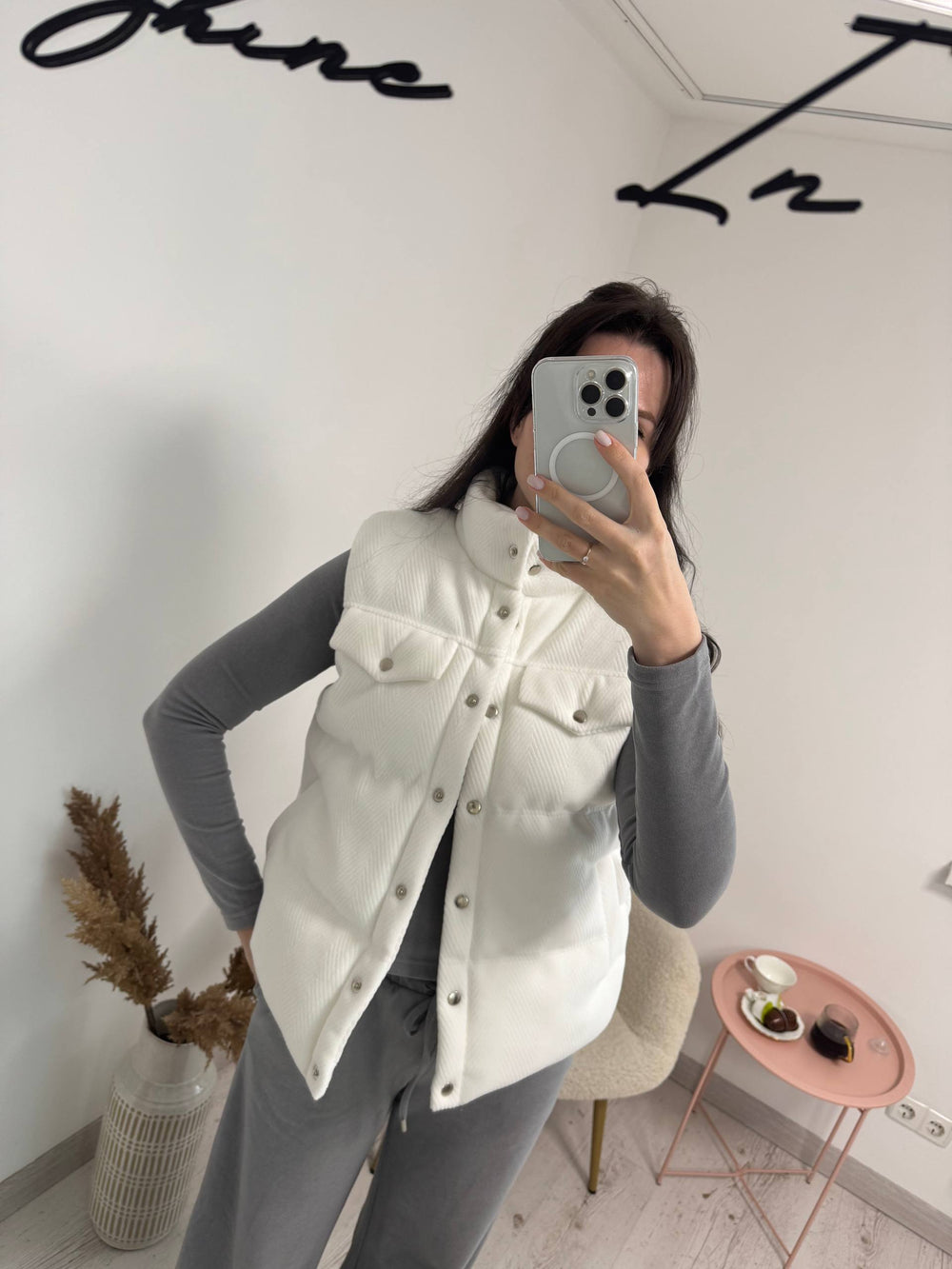 Жилет з кашеміру в молочному кольорі