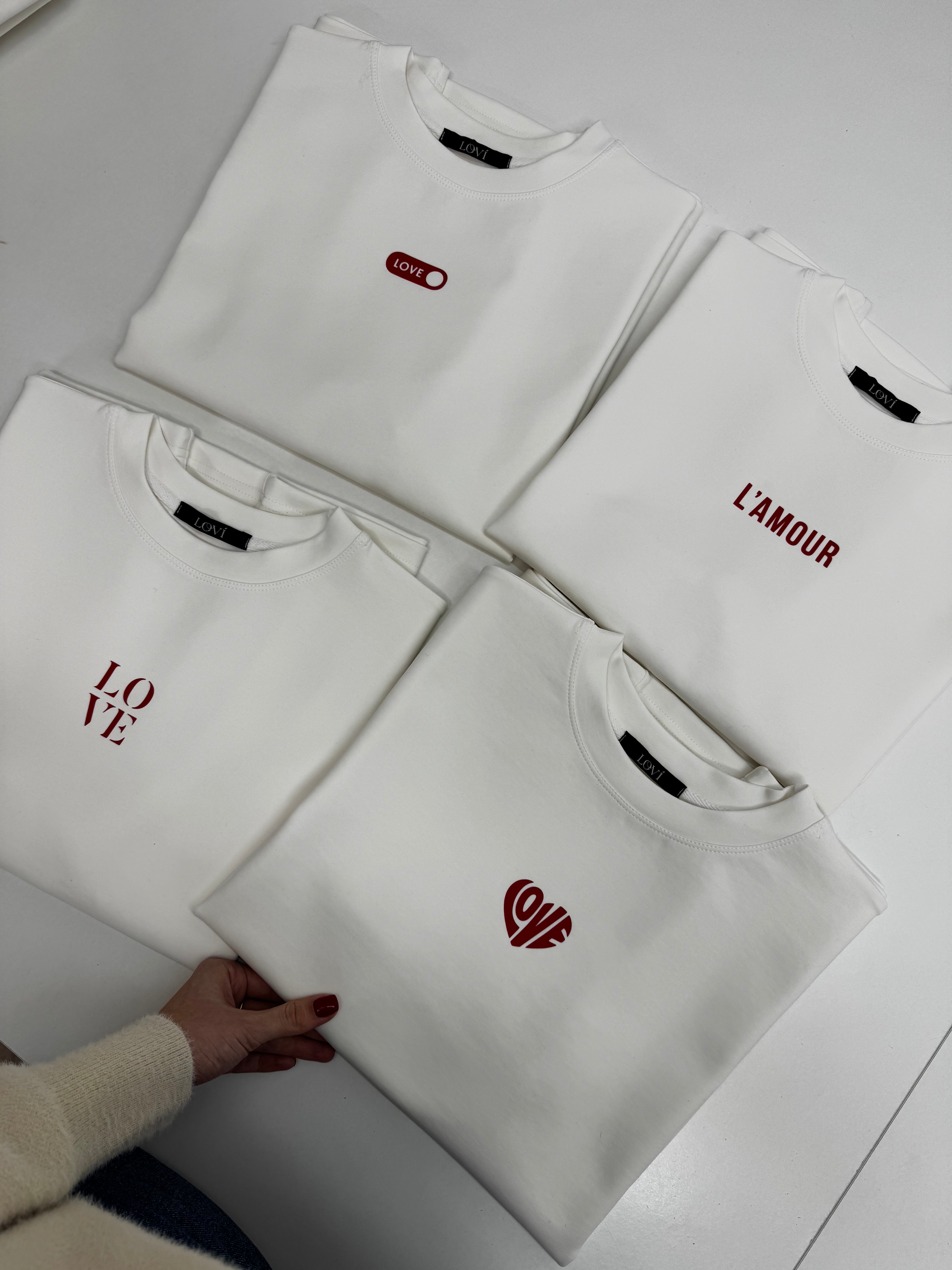 Молочна футболка L O V E з куліру