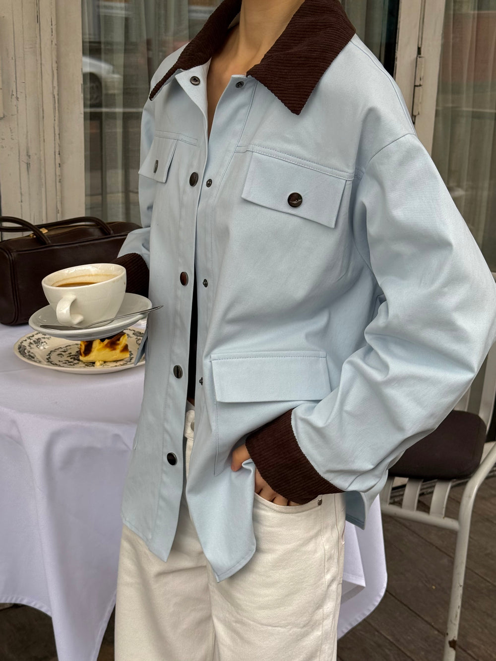 Трендова котонова сорочка в блакитному кольорі