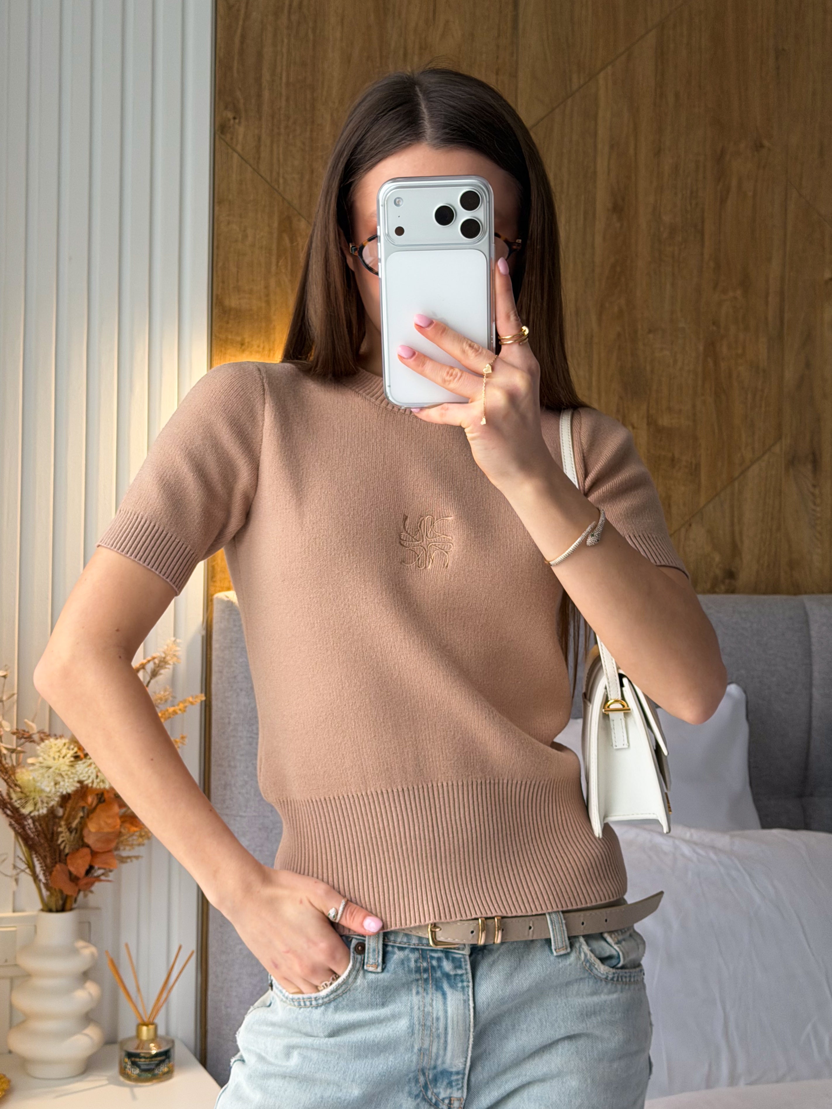 Футболка бежева з вишивкою